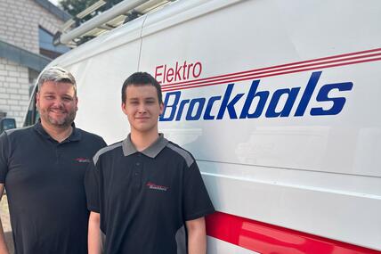 Geschäftsführer bei Elektro Brockbals Christian Hinzmann und Azubi Marco