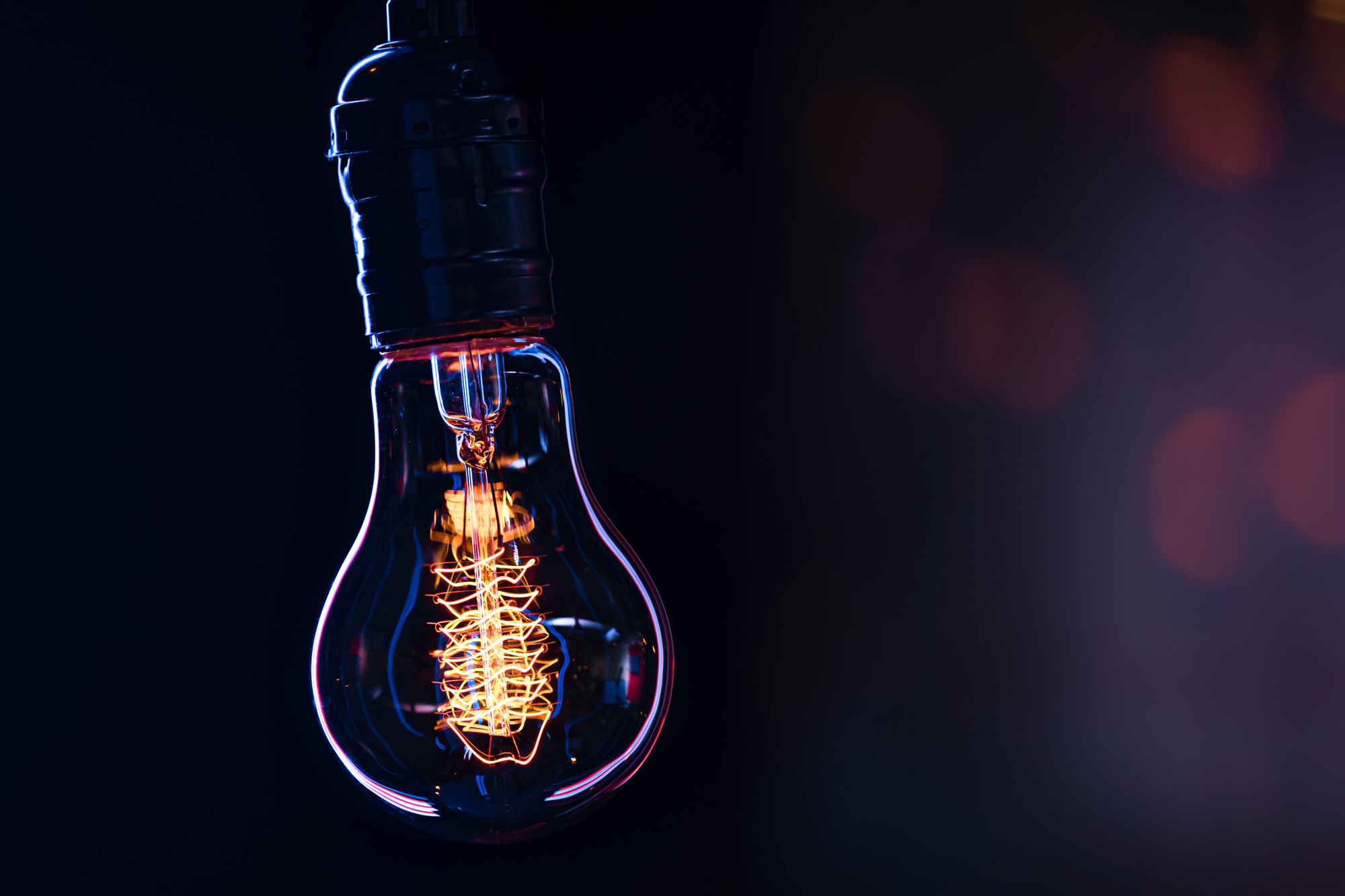 Eine Glühbirne auf dunklem Hintergrund