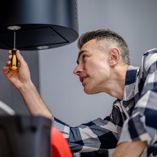 Mann der eine Beleuchtung installiert