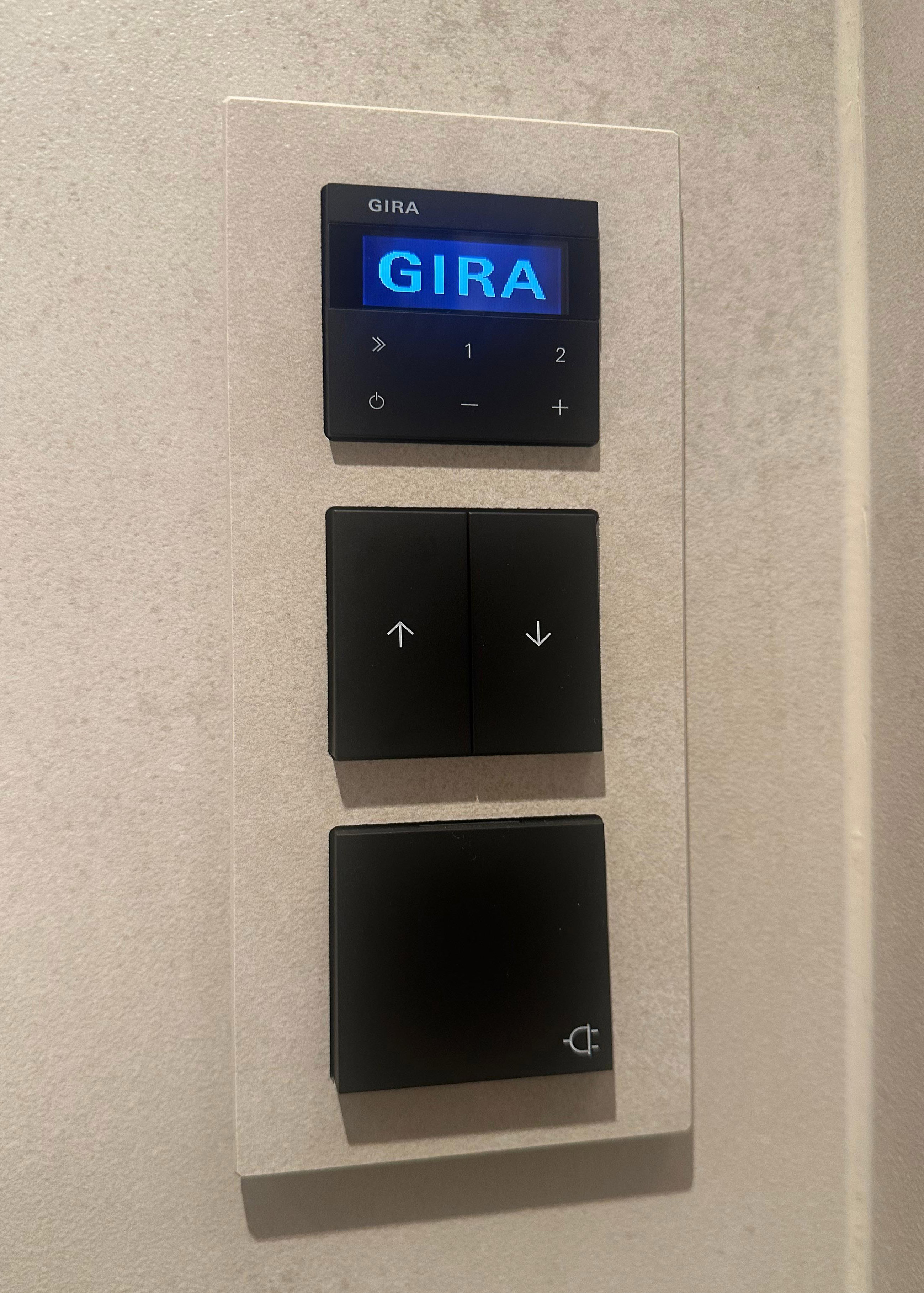 Lichtschalter, die in Wandoptik eingefasst sind