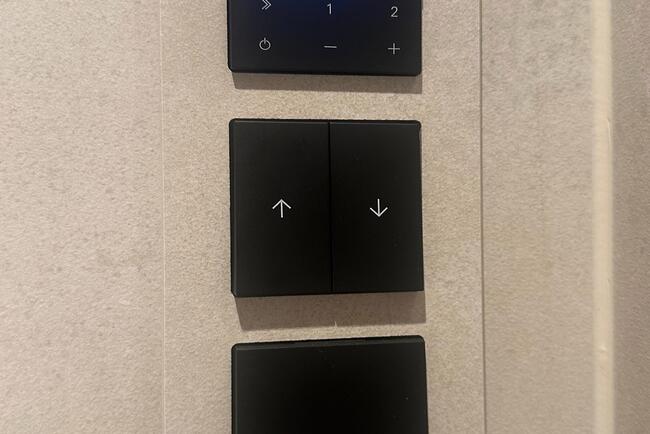 Lichtschalter, die in Wandoptik eingefasst sind