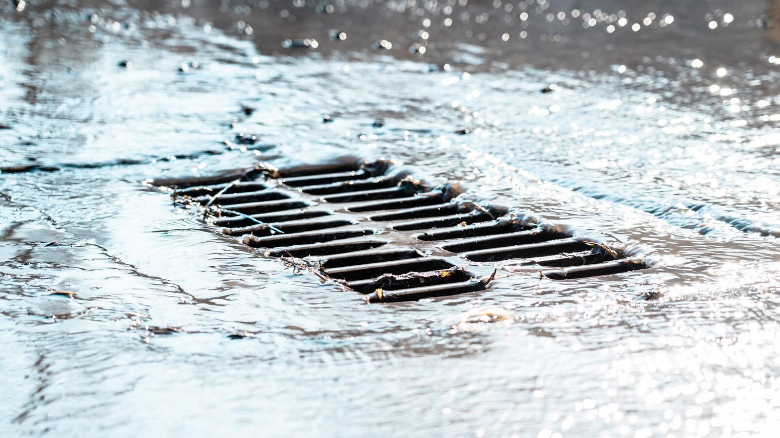 Ablaufen des Regenwassers in den Regenwasserkanal